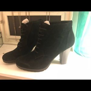 White Mountain black boots